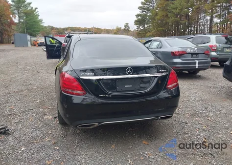 2015 Mercedes-Benz C 300 4Matic z USA, uszkodzony, nr VIN 55SWF4KBXFU008534